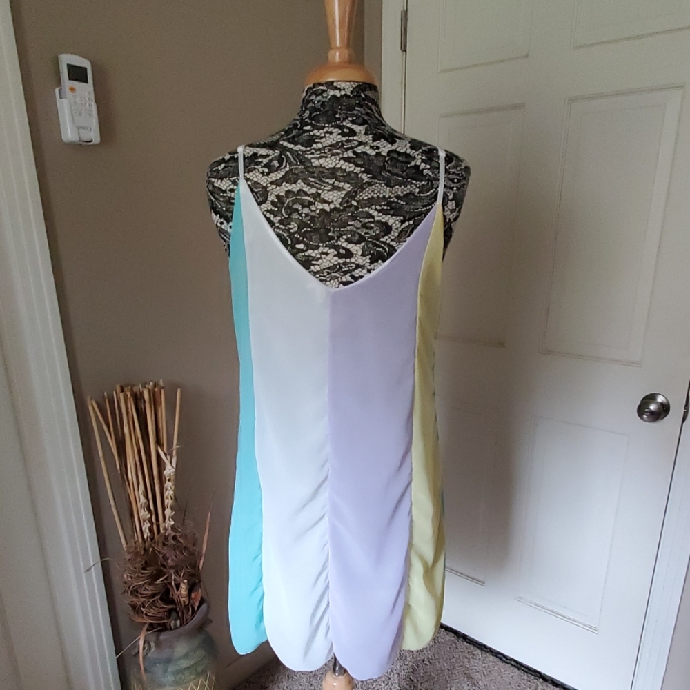 NWOT Beautiful springtime babydoll dress, size S - Picture 2 of 3